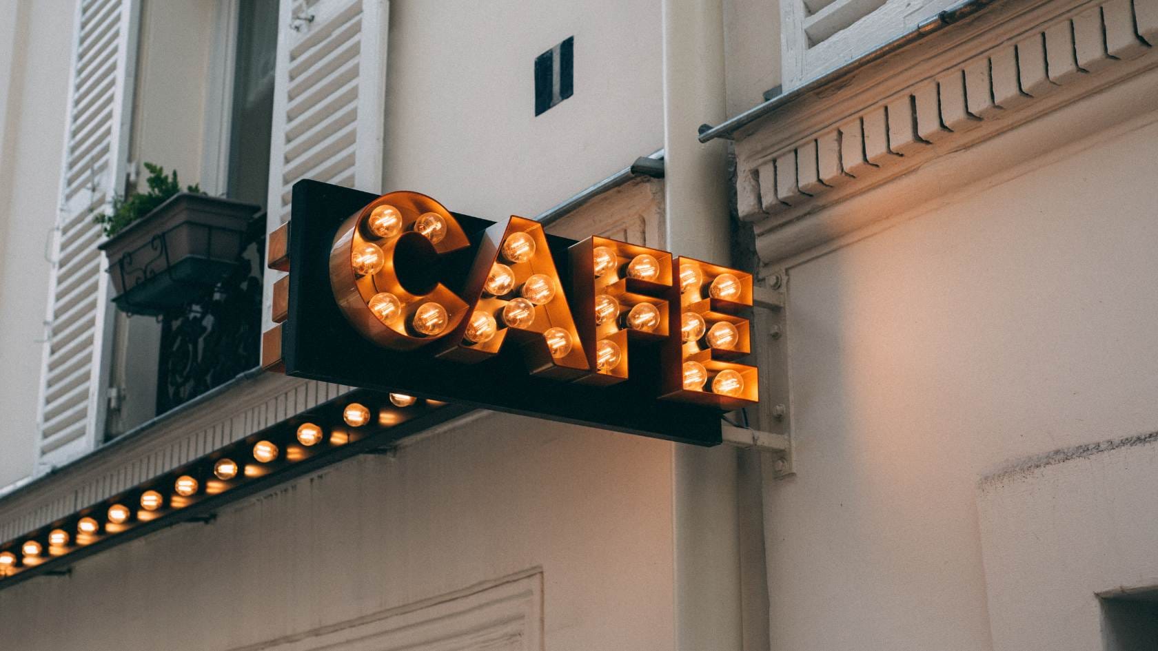 שילוט חוץ לעסקים